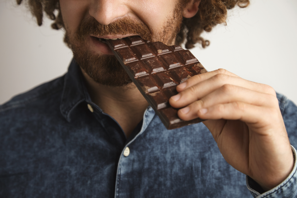 homem-exagerando-no-chocolate