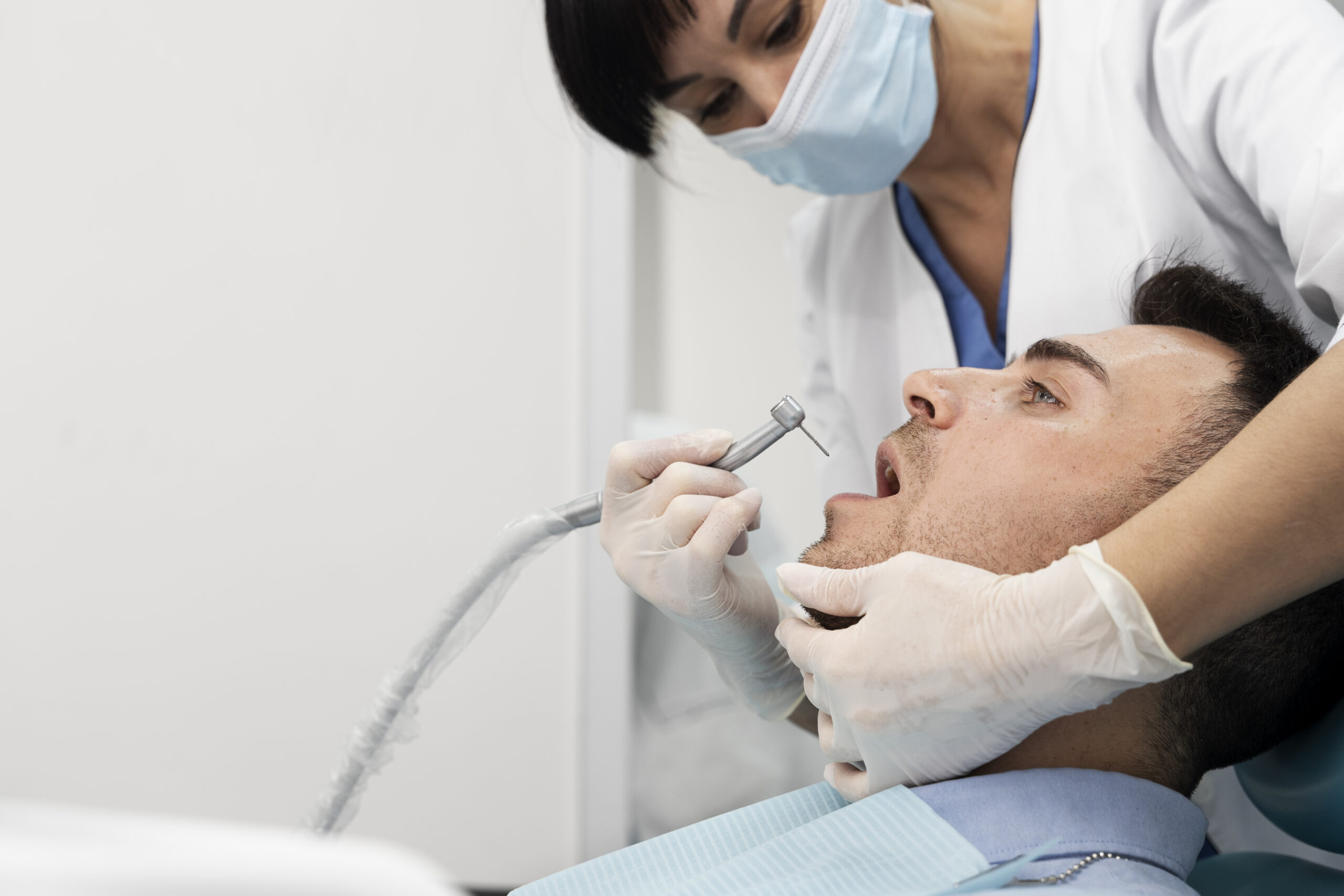 dentista-fazendo-check-up-paciente