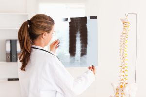 gorgeous doctor with stethoscope looking x ray Central de Consultas | Clínica Popular