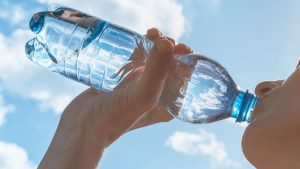 Quantos litros de água beber por dia? Entenda o ideal para você - Central de Consultas