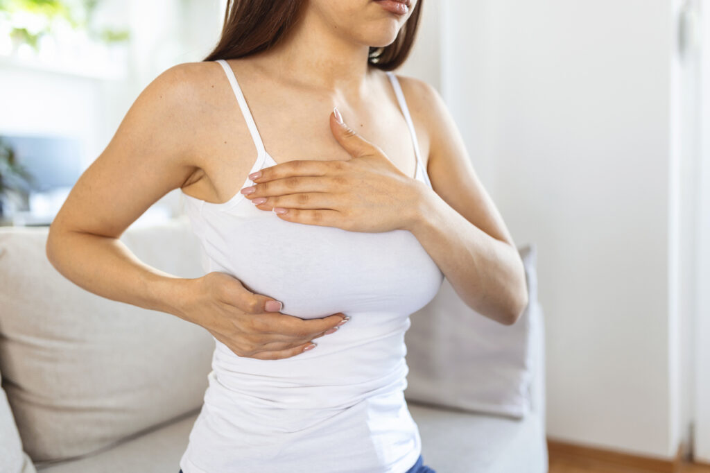 Autoexame das mamas ajuda, mas não substitui a mamografia 1 young caucasian woman palpating her breast by herself that she concern about breast cancer healthcare breast cancer concept Easy Resize.com Central de Consultas | Clínica Popular