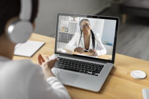 close up women video calling Central de Consultas | Clínica Popular