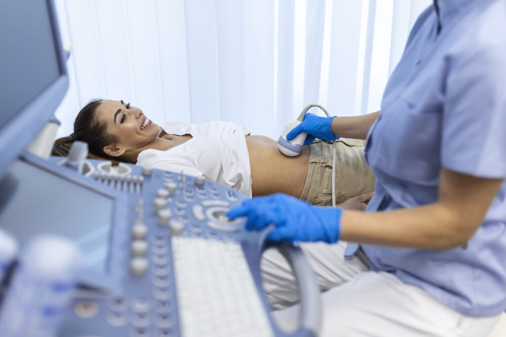 Ecografia: quando é indicada e como se preparar para o exame 1 ultrasound diagnostic stomach abdominal woman clinic closeup view doctor runs ultrasound sensor patient s girl tummy looks image screen diagnosis internal organs Central de Consultas | Clínica Popular