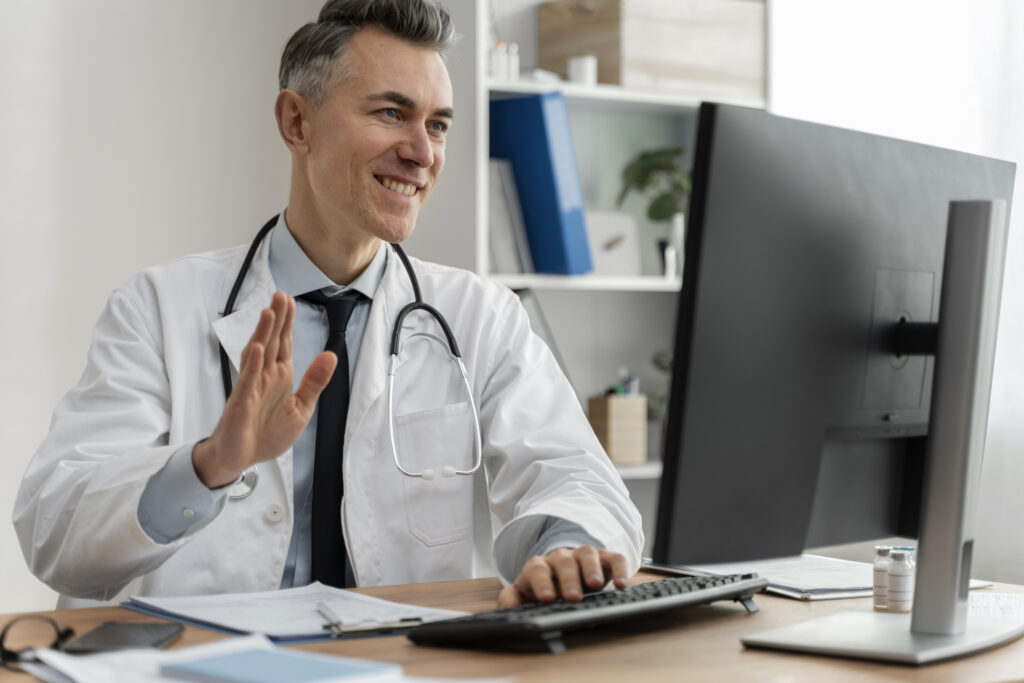 Pronto Atendimento Online 24 Horas: atendimento médico imediato, sem filas e sem deslocamento 1 doctor offering medical teleconsultation 1 Central de Consultas | Clínica Popular