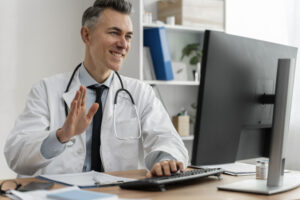 doctor offering medical teleconsultation 1 Central de Consultas | Clínica Popular
