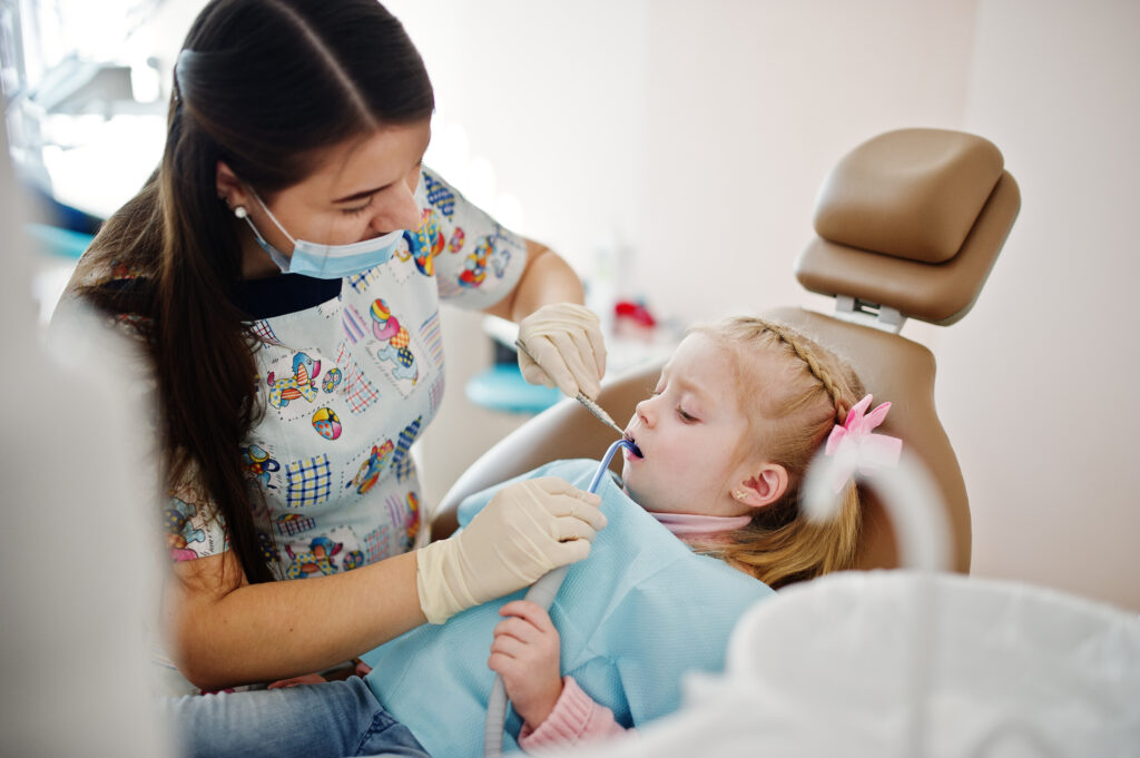 little baby girl dentist chair children dental Central de Consultas | Clínica Popular