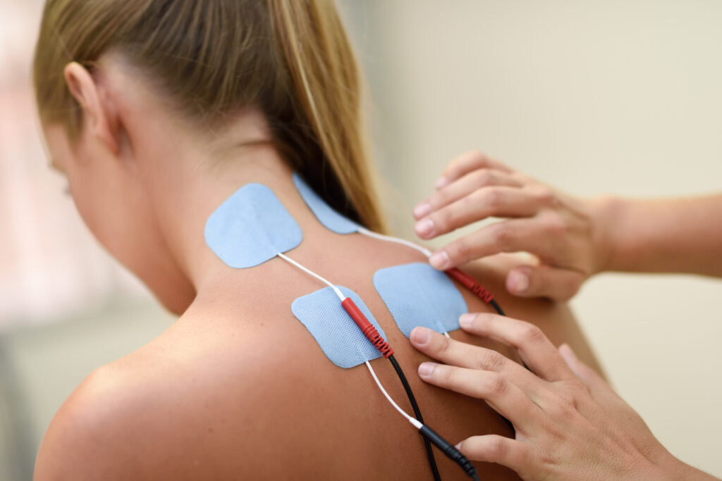 Eletroneuromiografia: Para Que Serve e Quando é Indicada 1 electro stimulation physical therapy young woman Central de Consultas | Clínica Popular