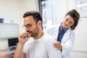 female doctor clinic performs auscultation lungs patient with symptoms coronavirus pneumonia Central de Consultas | Clínica Popular