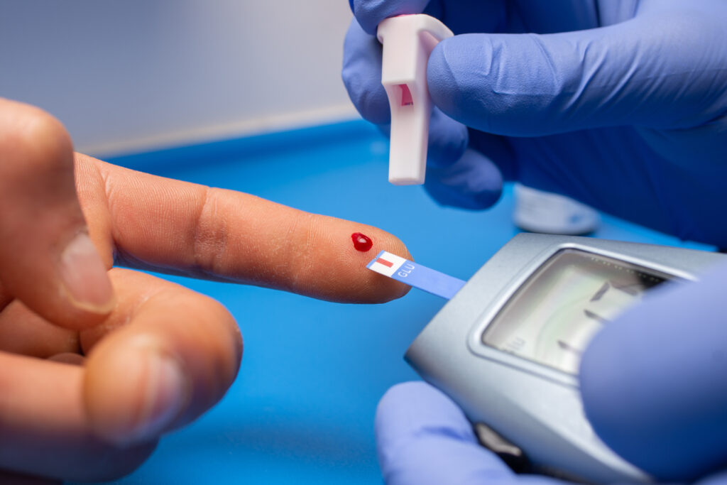 closeup shot doctor with rubber gloves taking blood test from patient Central de Consultas | Clínica Popular