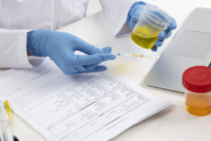 lab doctor performing medical exam urine Central de Consultas | Clínica Popular
