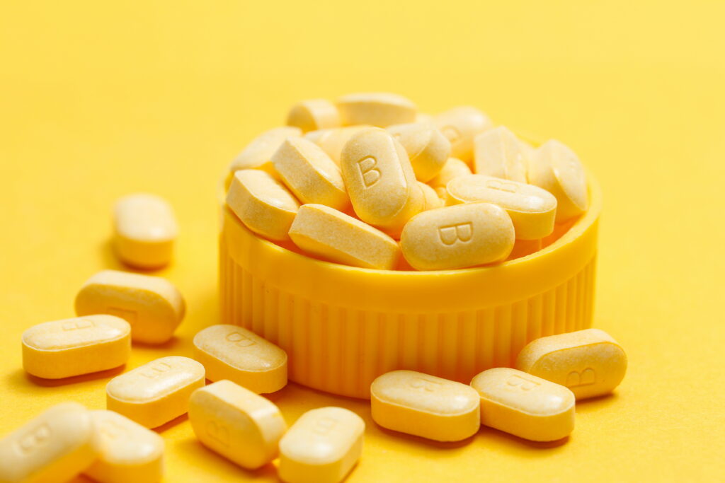 vitamin b tablets yellow background Central de Consultas | Clínica Popular