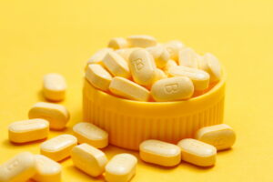 vitamin b tablets yellow background Central de Consultas | Clínica Popular